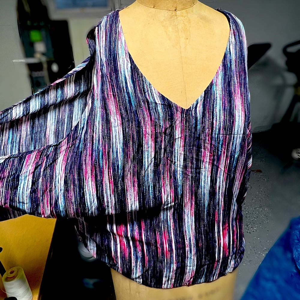 Design Lab cold shoulder top with blank tank built in